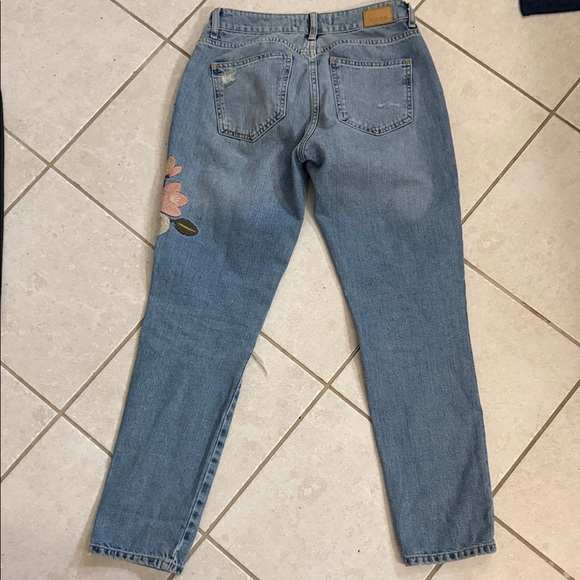 Zara Light Blue Distressed Boyfriend Jeans with Floral Embroidery - Picture 4 of 5